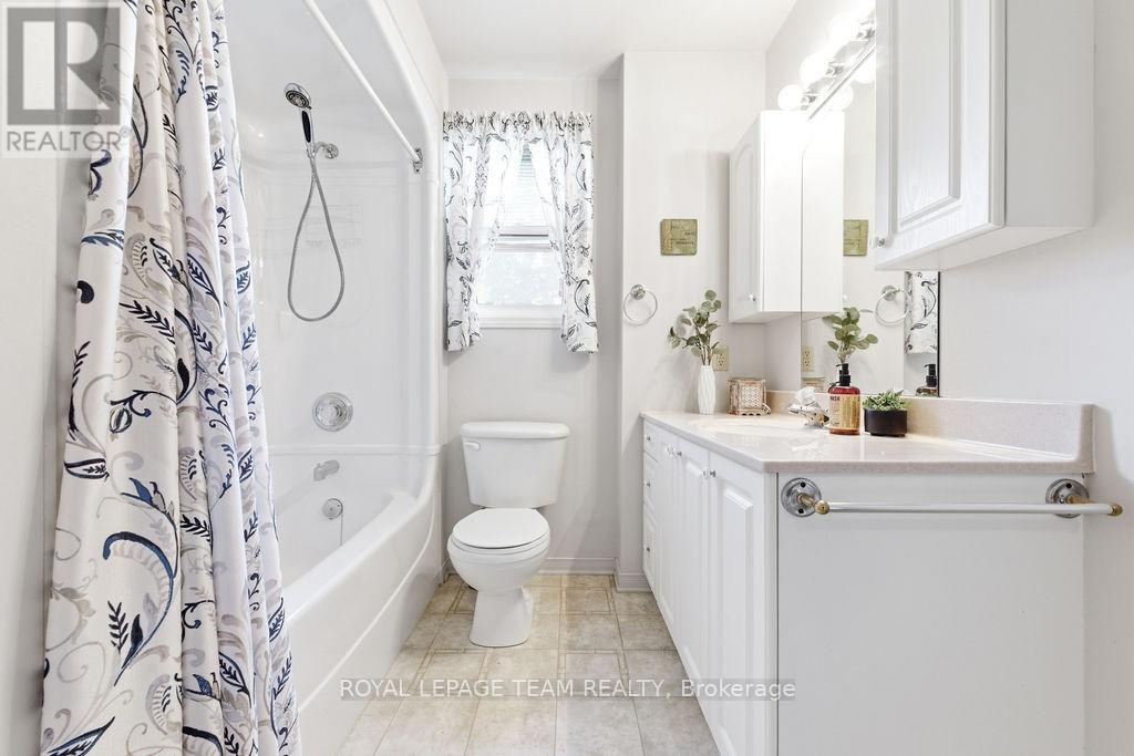 












111 CAMPBELL DRIVE

,
McNab/Braeside,




Ontario
K7S3G9

