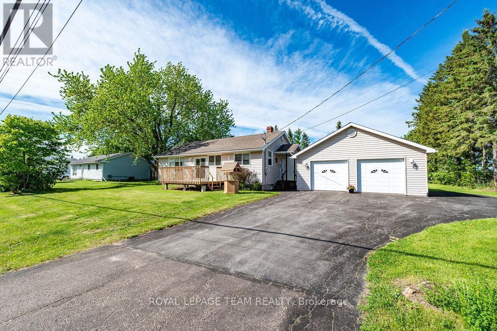 












111 CAMPBELL DRIVE

,
McNab/Braeside,




Ontario
K7S3G9

