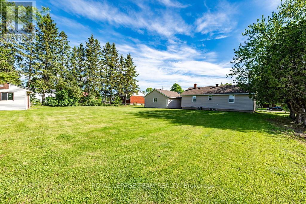 












111 CAMPBELL DRIVE

,
McNab/Braeside,




Ontario
K7S3G9

