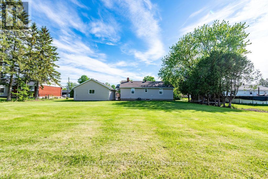 












111 CAMPBELL DRIVE

,
McNab/Braeside,




Ontario
K7S3G9

