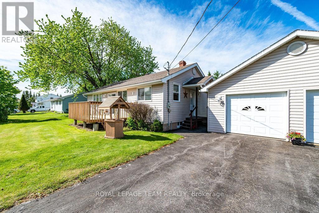 












111 CAMPBELL DRIVE

,
McNab/Braeside,




Ontario
K7S3G9

