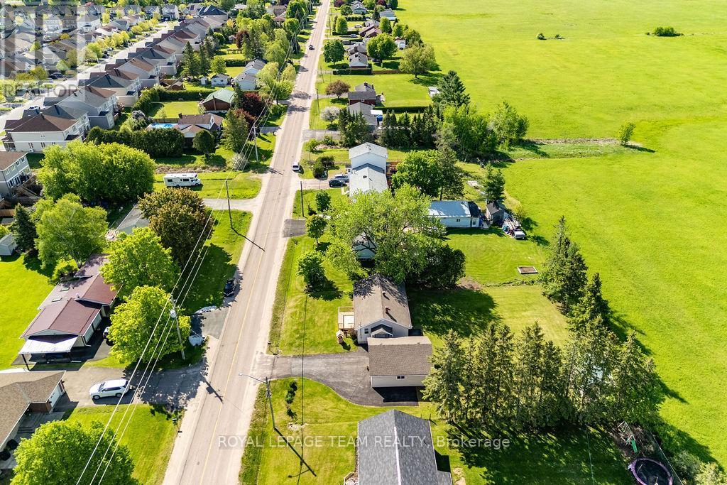 












111 CAMPBELL DRIVE

,
McNab/Braeside,




Ontario
K7S3G9


