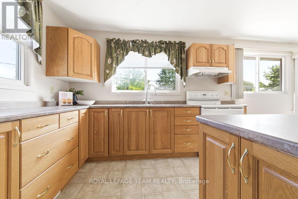 












111 CAMPBELL DRIVE

,
McNab/Braeside,




Ontario
K7S3G9

