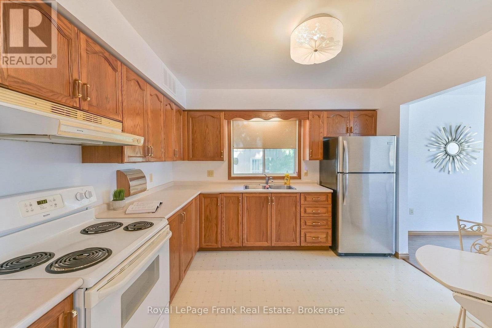 












636 ROMAINE STREET

,
Peterborough (Otonabee Ward 1),




Ontario
K9J2E4

