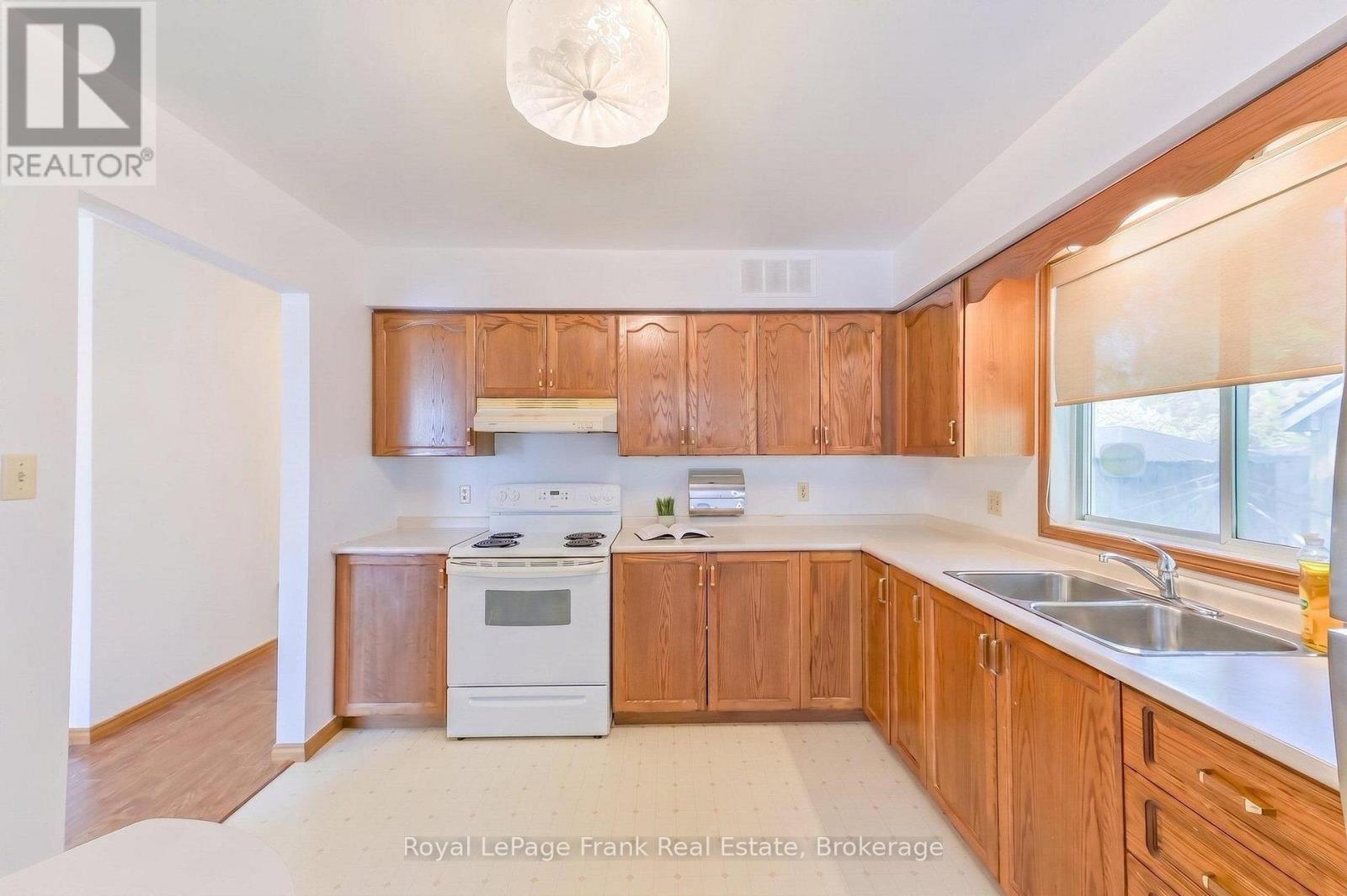 












636 ROMAINE STREET

,
Peterborough (Otonabee Ward 1),




Ontario
K9J2E4

