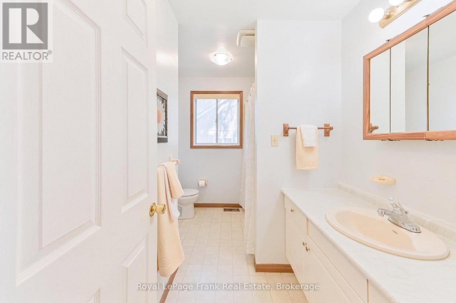 












636 ROMAINE STREET

,
Peterborough (Otonabee Ward 1),




Ontario
K9J2E4

