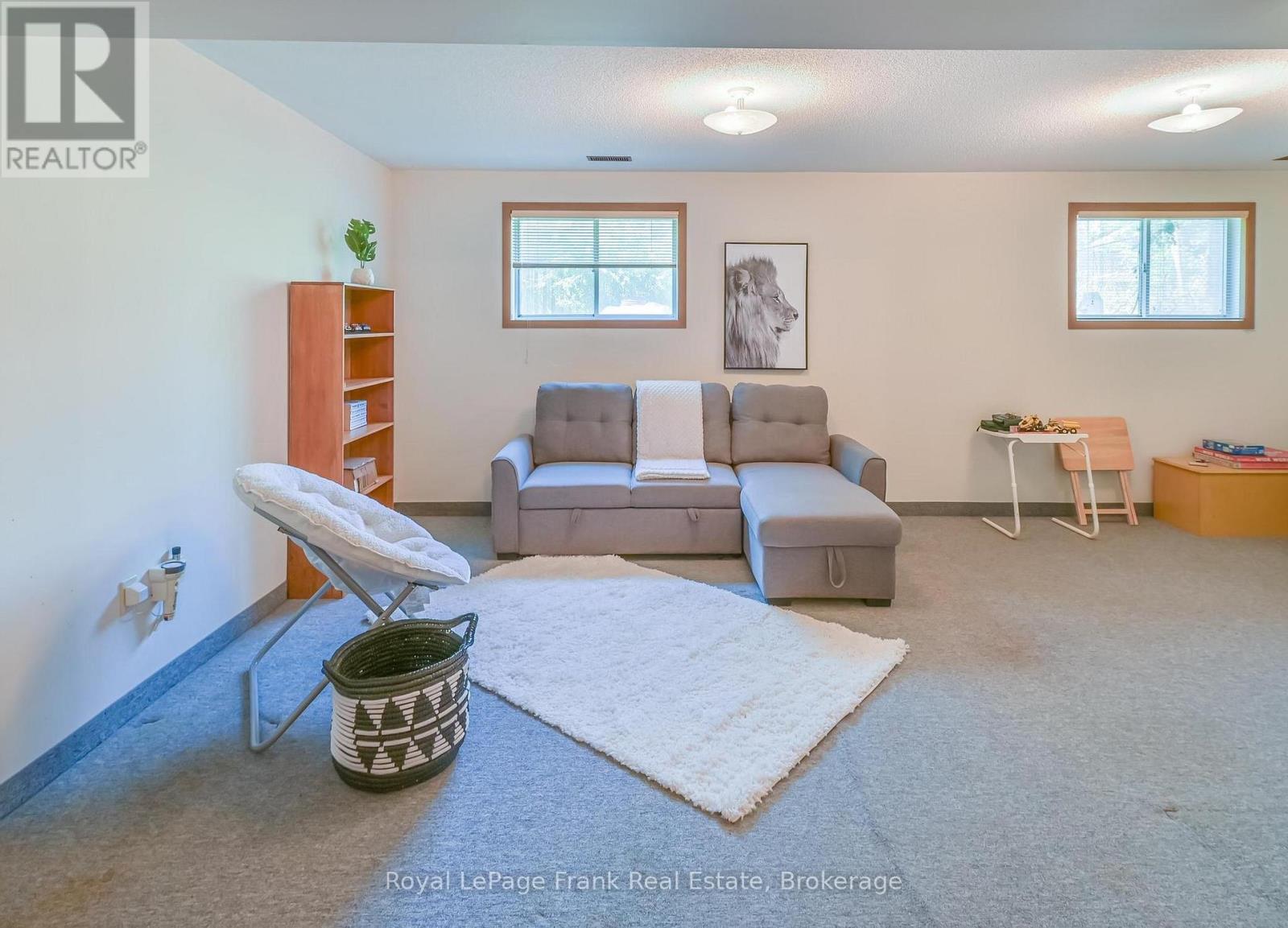 












636 ROMAINE STREET

,
Peterborough (Otonabee Ward 1),




Ontario
K9J2E4

