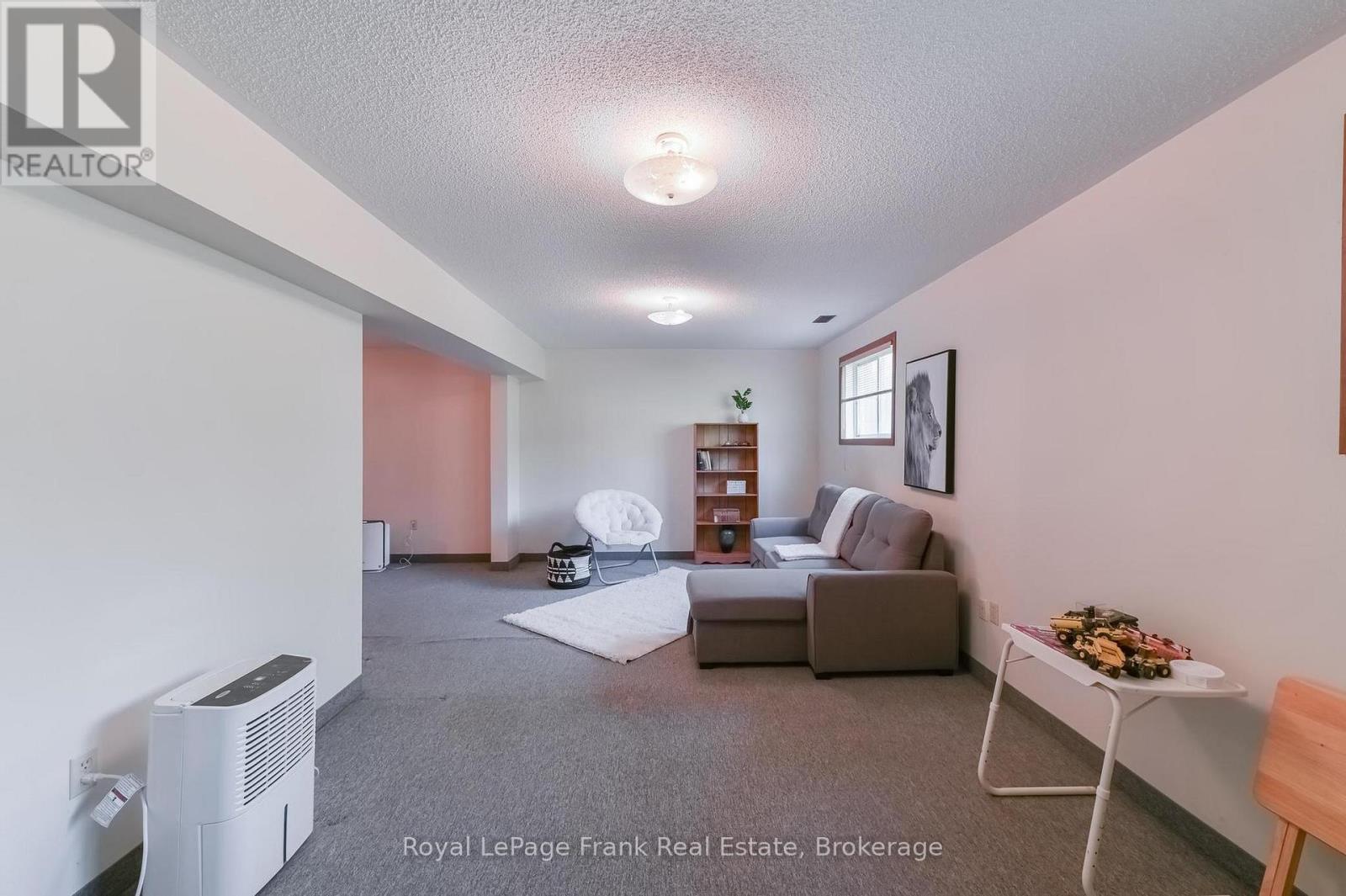 












636 ROMAINE STREET

,
Peterborough (Otonabee Ward 1),




Ontario
K9J2E4

