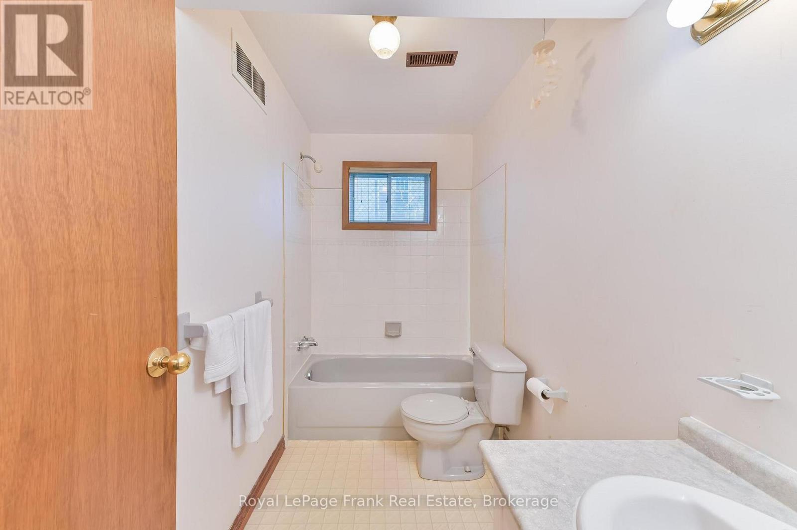 












636 ROMAINE STREET

,
Peterborough (Otonabee Ward 1),




Ontario
K9J2E4

