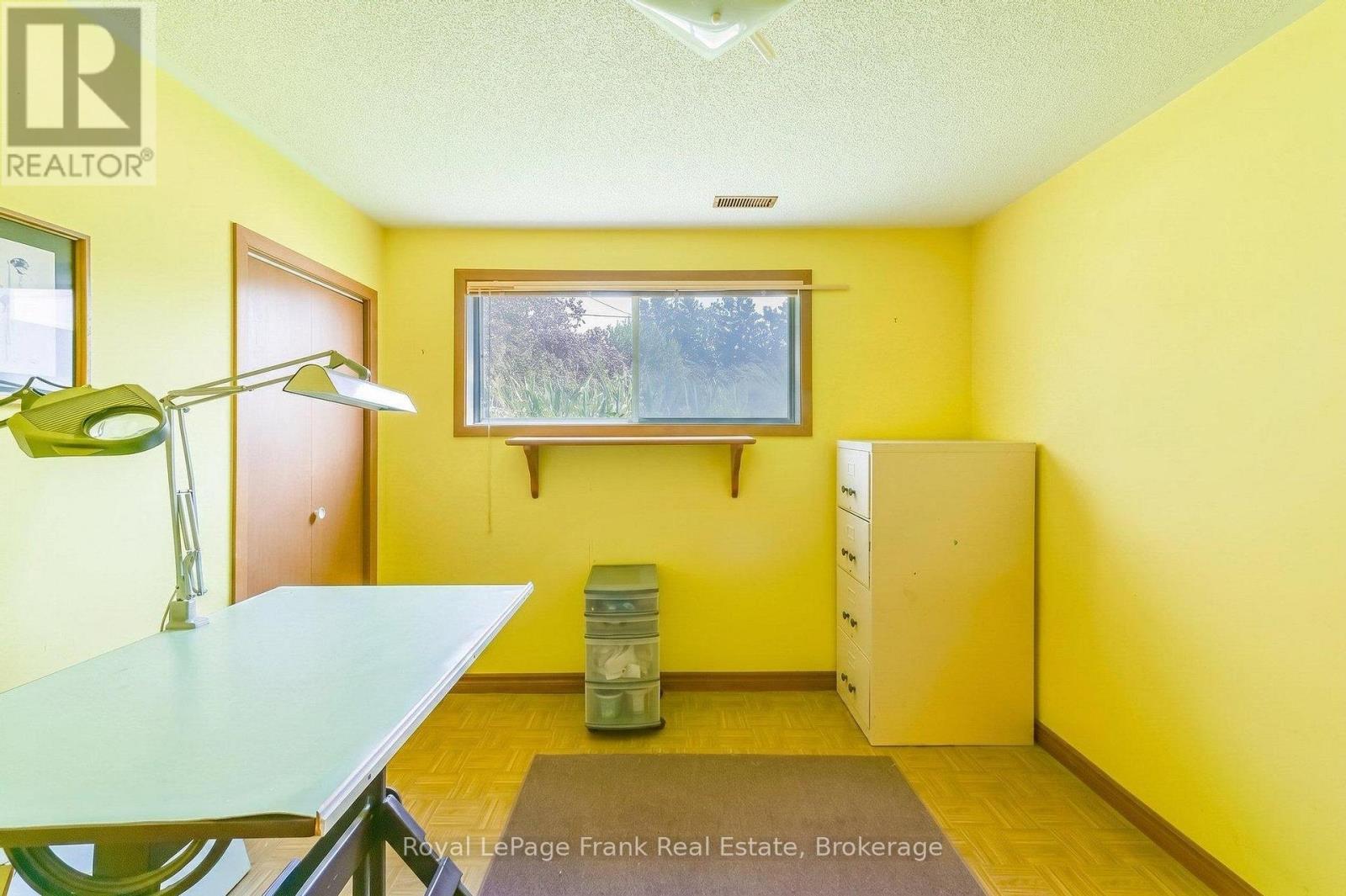 












636 ROMAINE STREET

,
Peterborough (Otonabee Ward 1),




Ontario
K9J2E4

