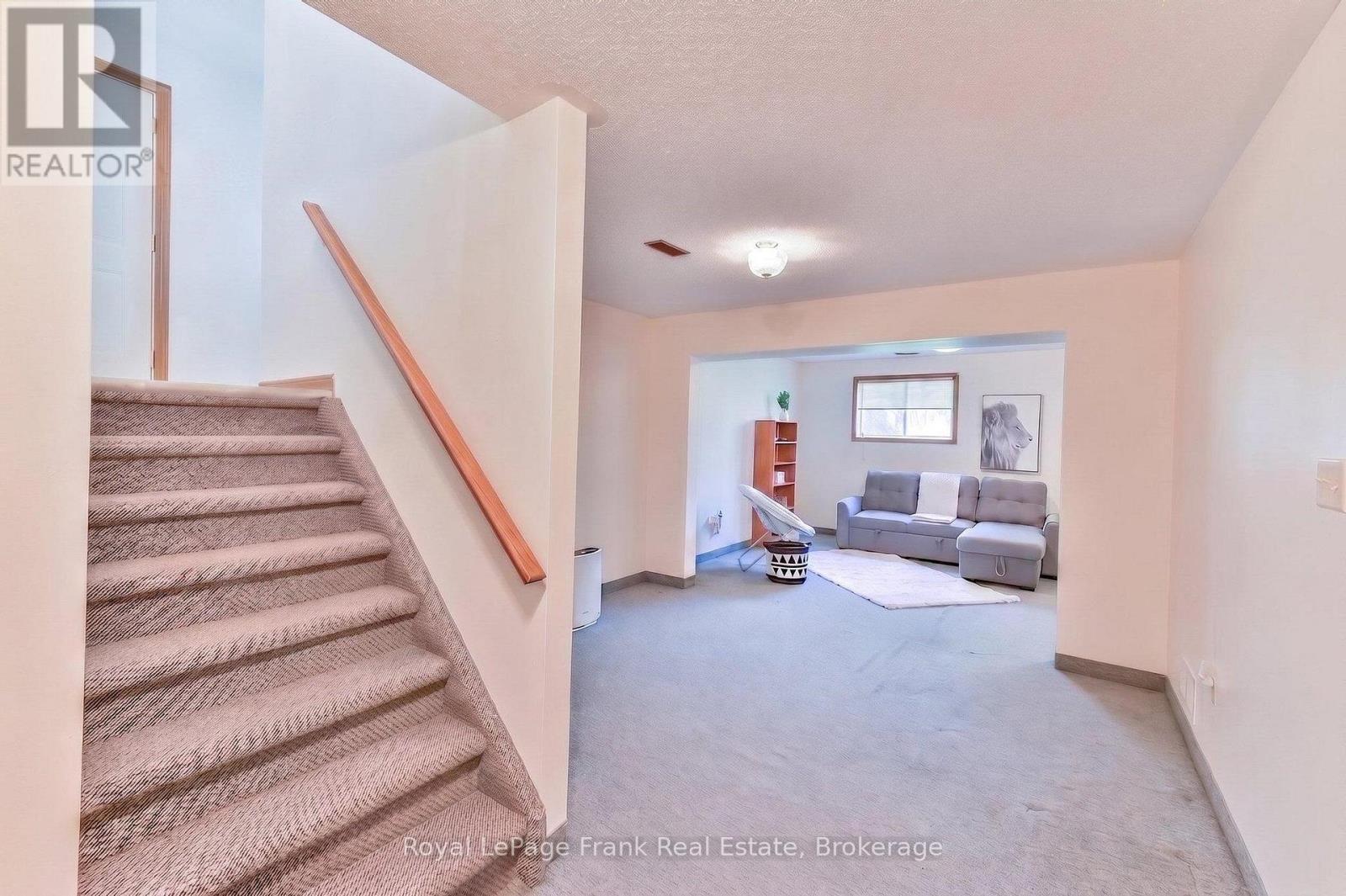 












636 ROMAINE STREET

,
Peterborough (Otonabee Ward 1),




Ontario
K9J2E4

