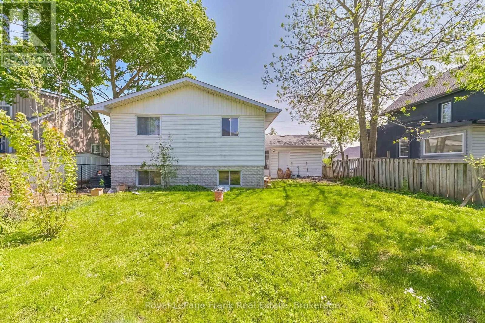 












636 ROMAINE STREET

,
Peterborough (Otonabee Ward 1),




Ontario
K9J2E4

