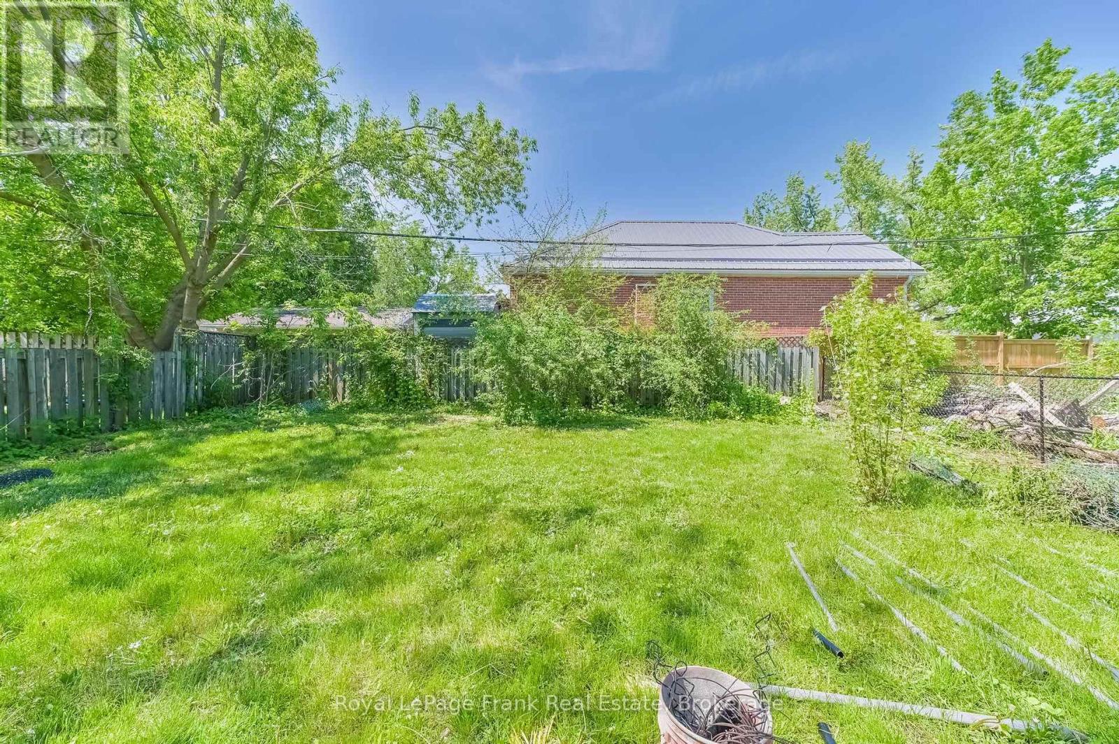 












636 ROMAINE STREET

,
Peterborough (Otonabee Ward 1),




Ontario
K9J2E4

