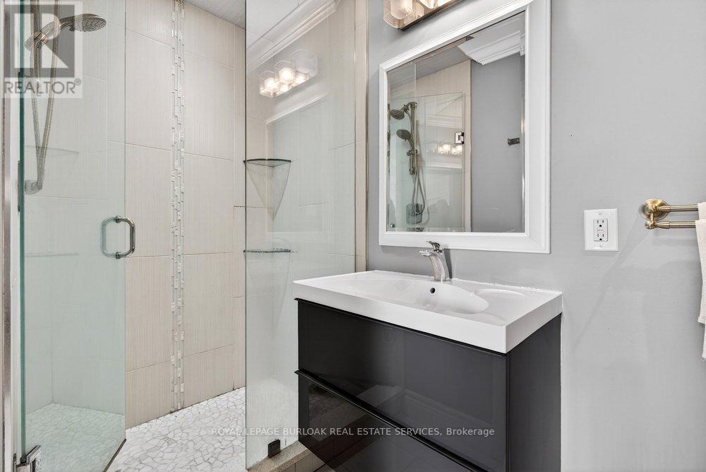 












758 FRANCIS ROAD

,
Burlington,




Ontario
L7T4A3

