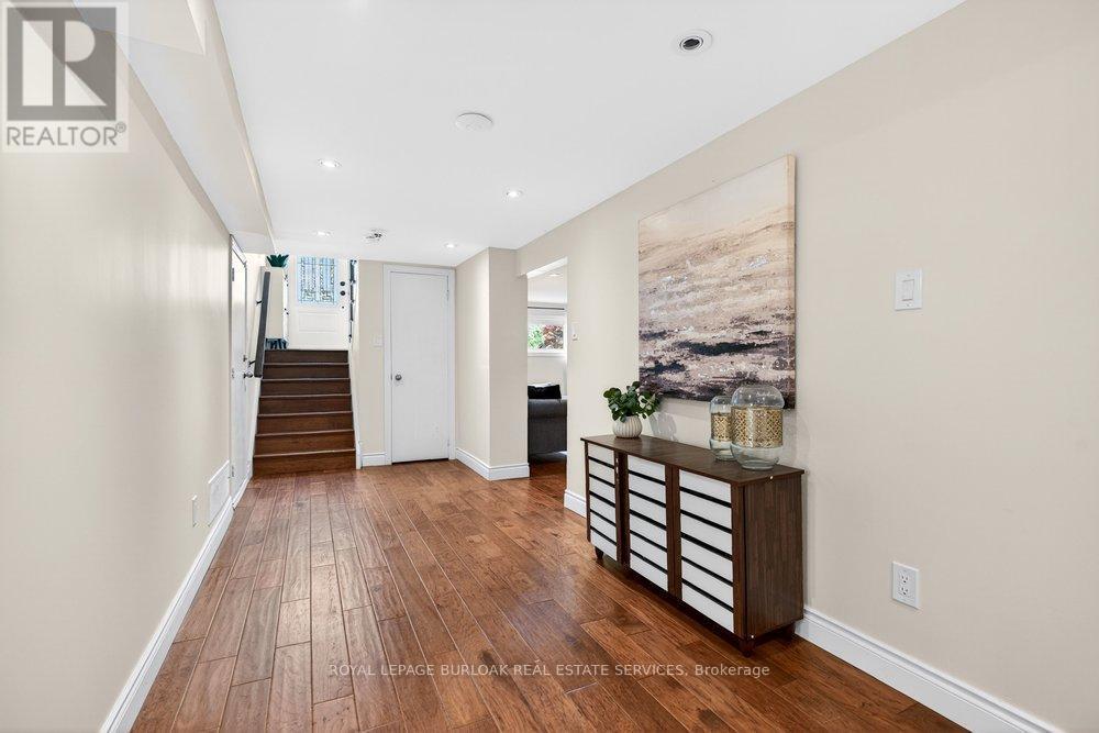 












758 FRANCIS ROAD

,
Burlington,




Ontario
L7T4A3

