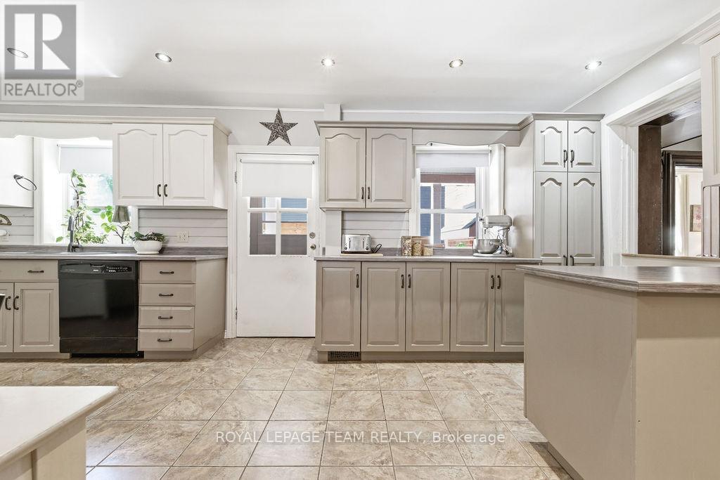 












241 JOHN STREET N

,
Arnprior,




Ontario
K7S2P3

