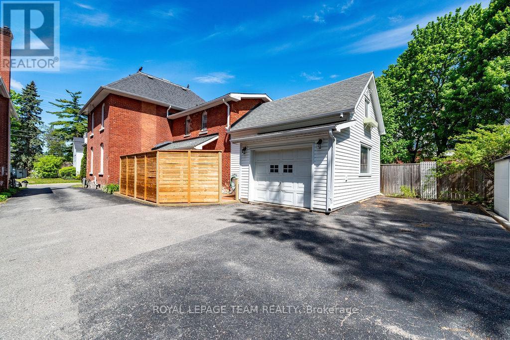 












241 JOHN STREET N

,
Arnprior,




Ontario
K7S2P3

