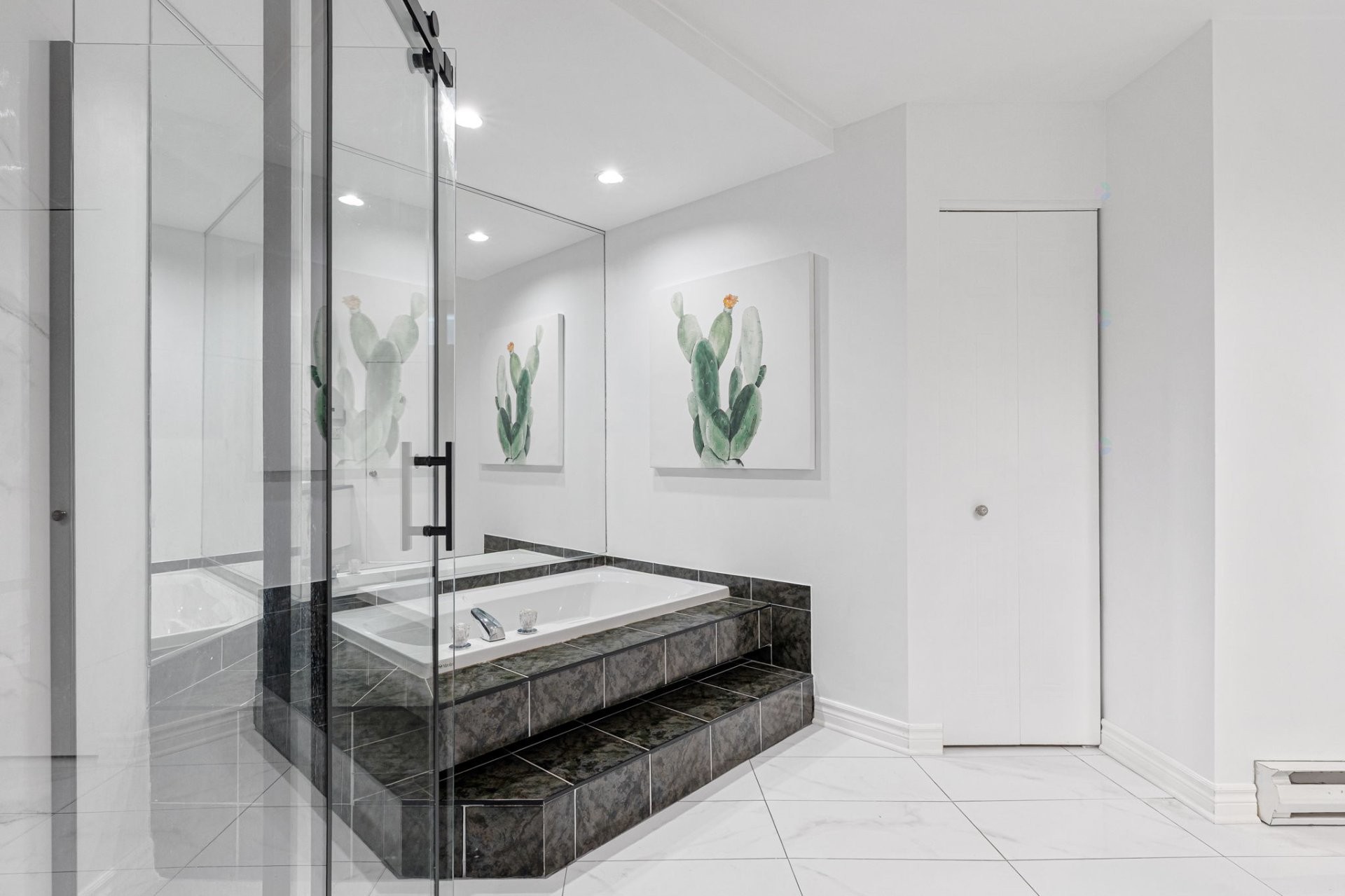 









101


Rue Jules-Phaneuf

, 301,
Varennes,




QC
J3X2E9

