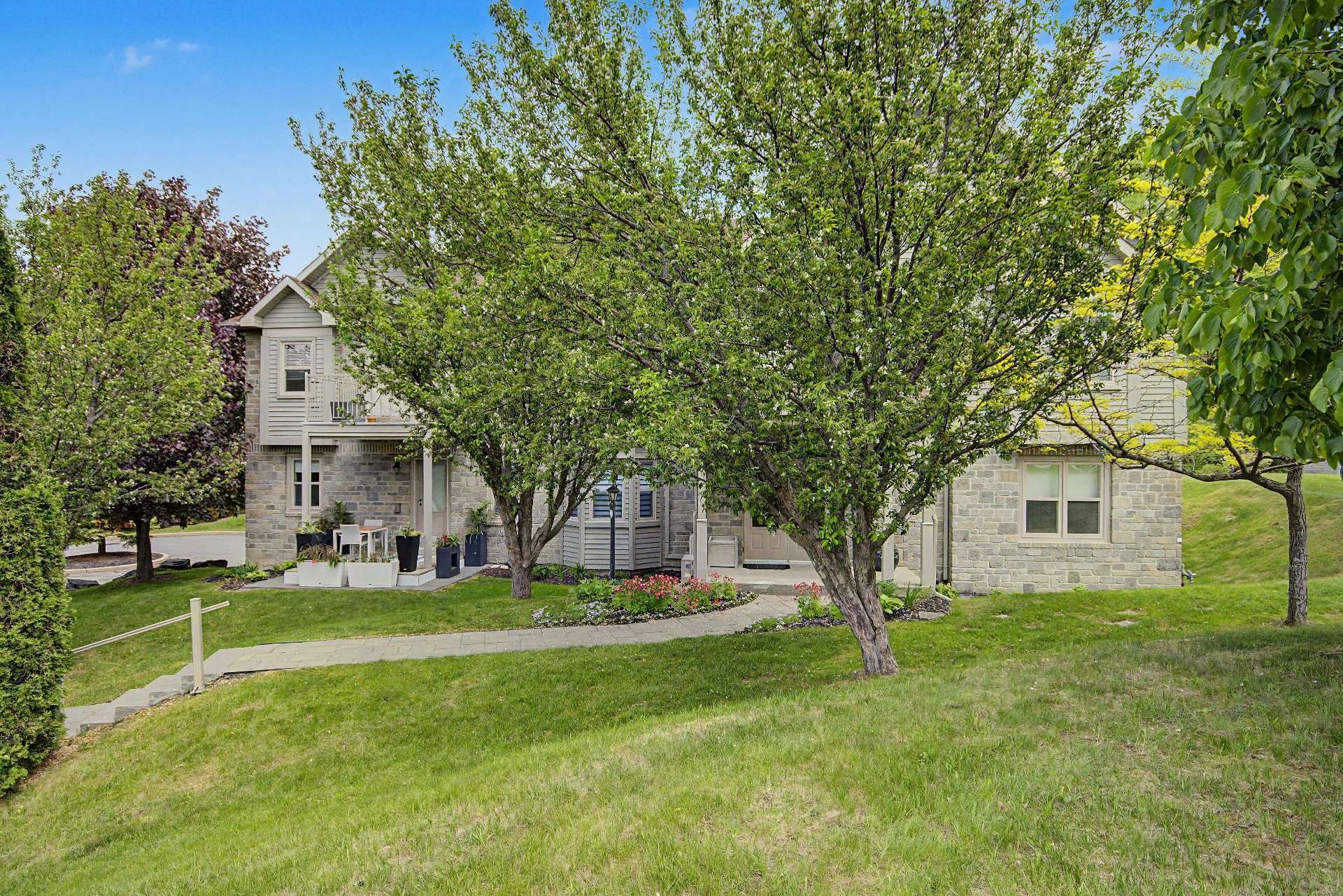 









57


Rue du Liseron

, 103,
Sainte-Julie,




QC
J3E3N8

