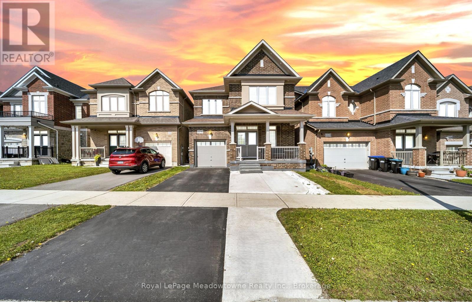 












2218 LOZENBY STREET

,
Innisfil (Alcona),




Ontario
L9S0M8

