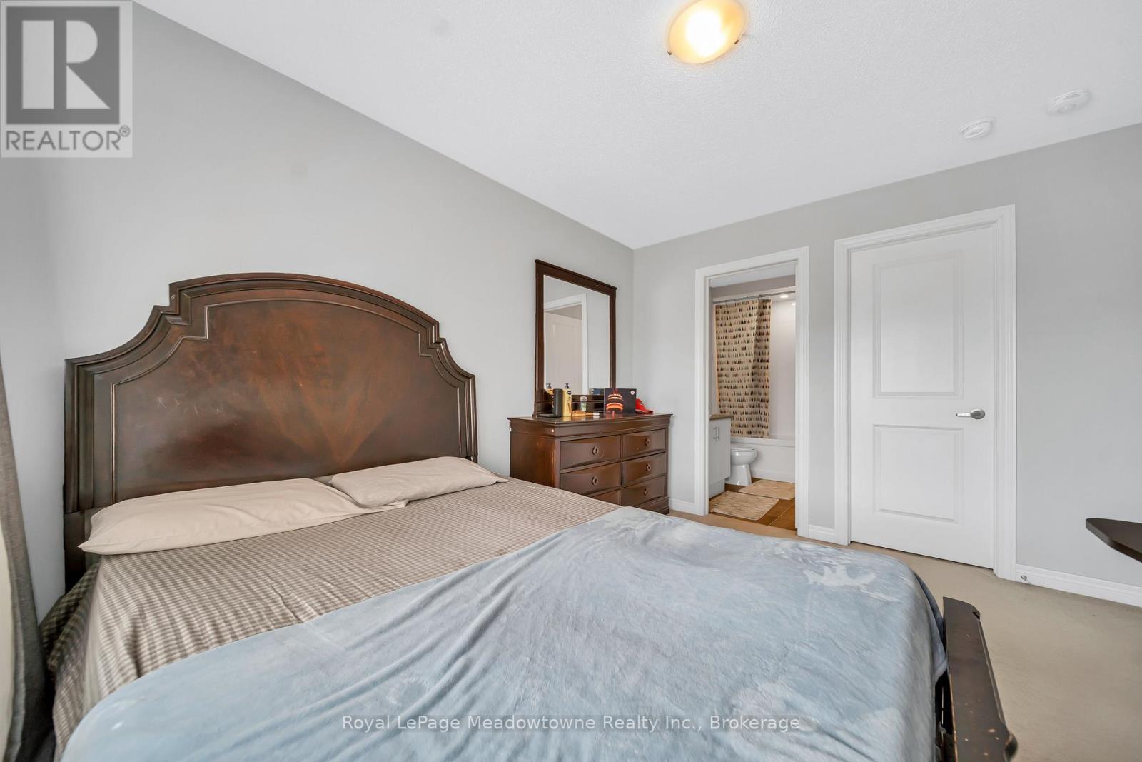 












2218 LOZENBY STREET

,
Innisfil (Alcona),




Ontario
L9S0M8

