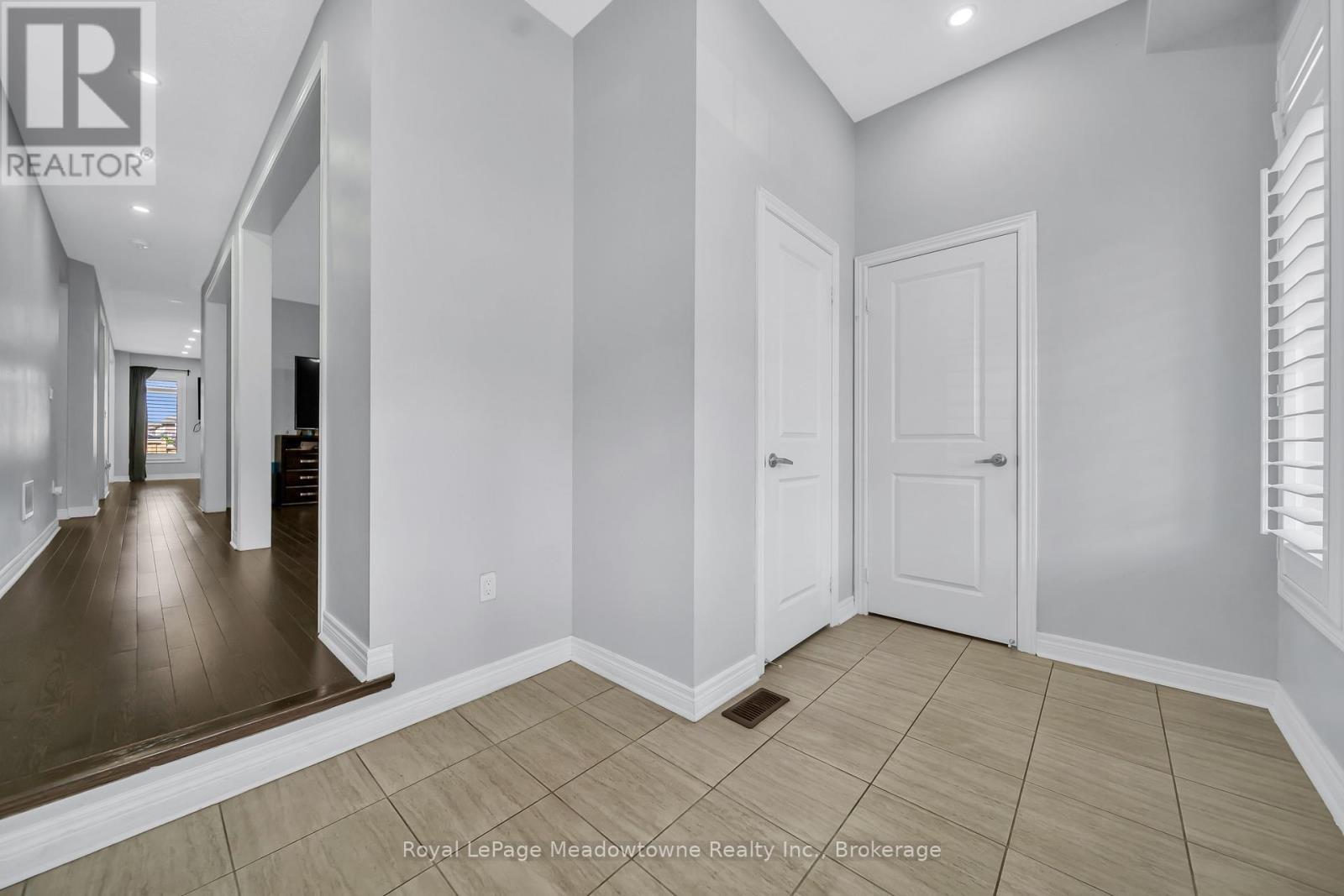 












2218 LOZENBY STREET

,
Innisfil (Alcona),




Ontario
L9S0M8

