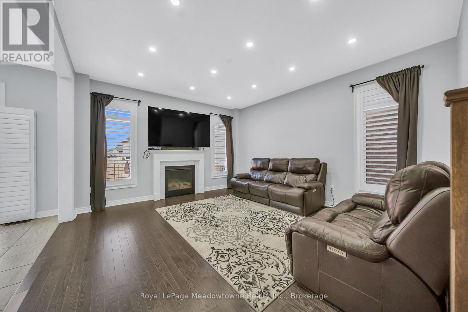 












2218 LOZENBY STREET

,
Innisfil (Alcona),




Ontario
L9S0M8

