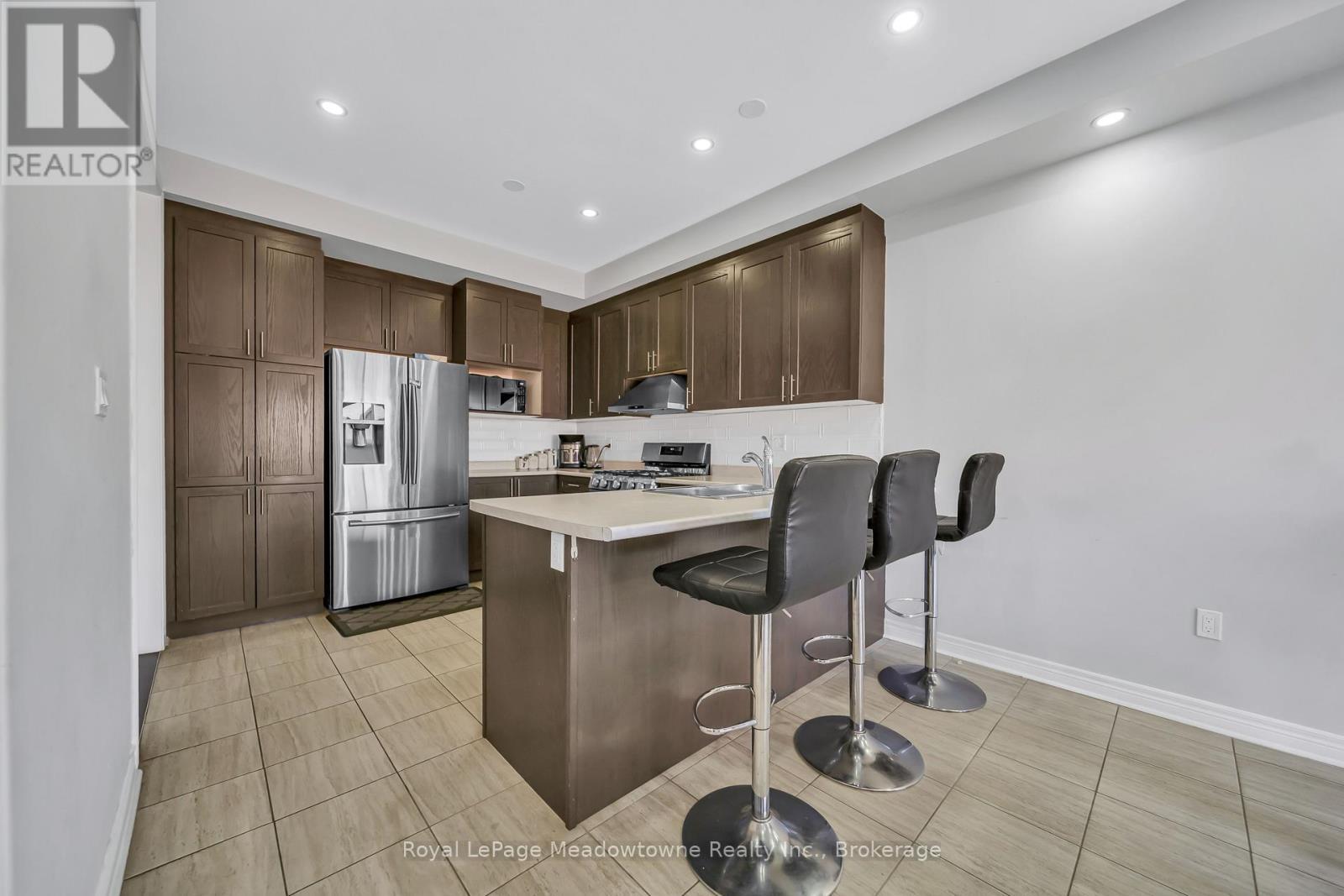 












2218 LOZENBY STREET

,
Innisfil (Alcona),




Ontario
L9S0M8

