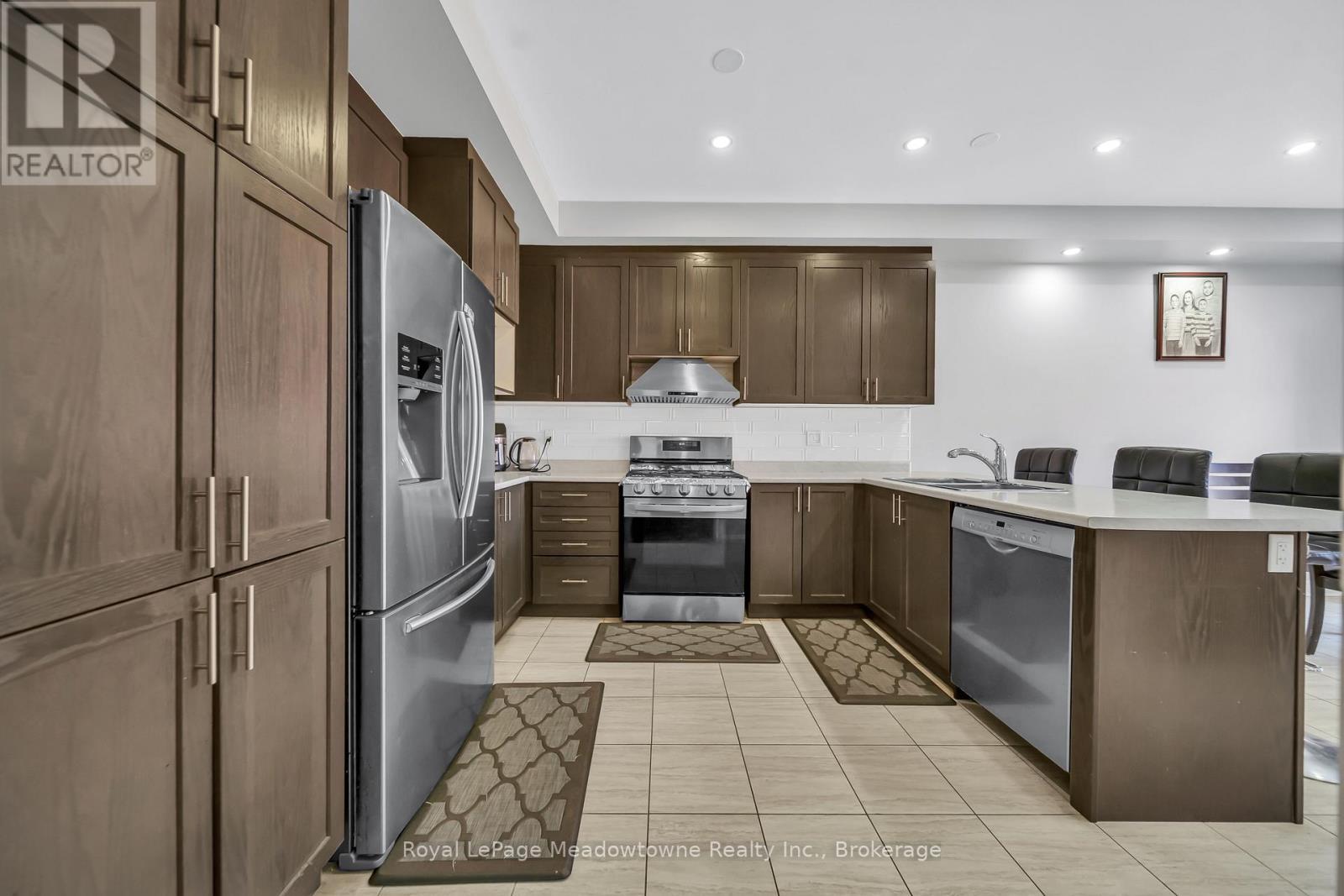 












2218 LOZENBY STREET

,
Innisfil (Alcona),




Ontario
L9S0M8

