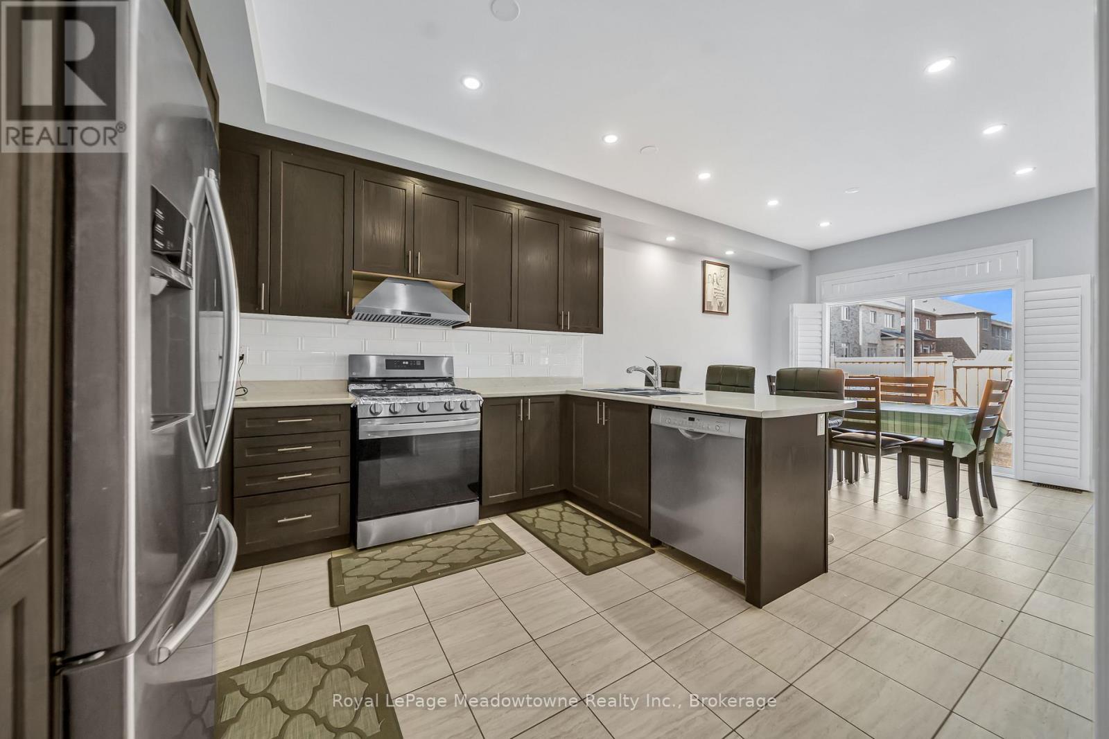 












2218 LOZENBY STREET

,
Innisfil (Alcona),




Ontario
L9S0M8

