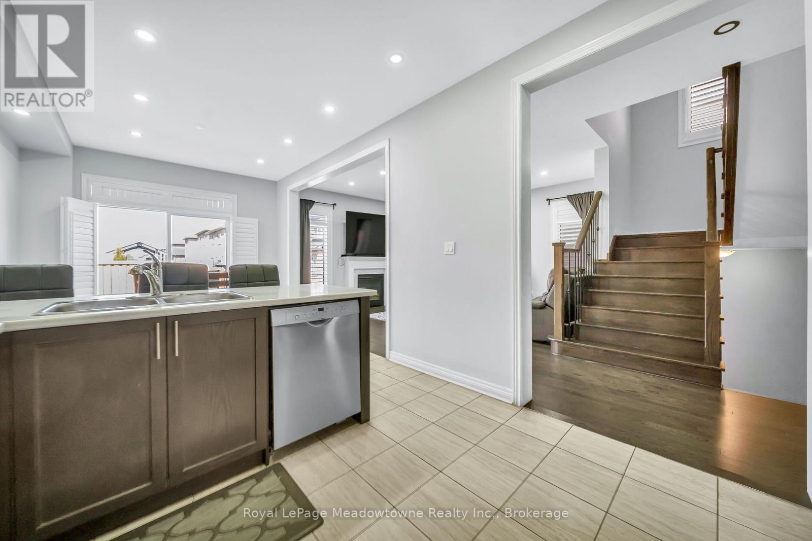 












2218 LOZENBY STREET

,
Innisfil (Alcona),




Ontario
L9S0M8

