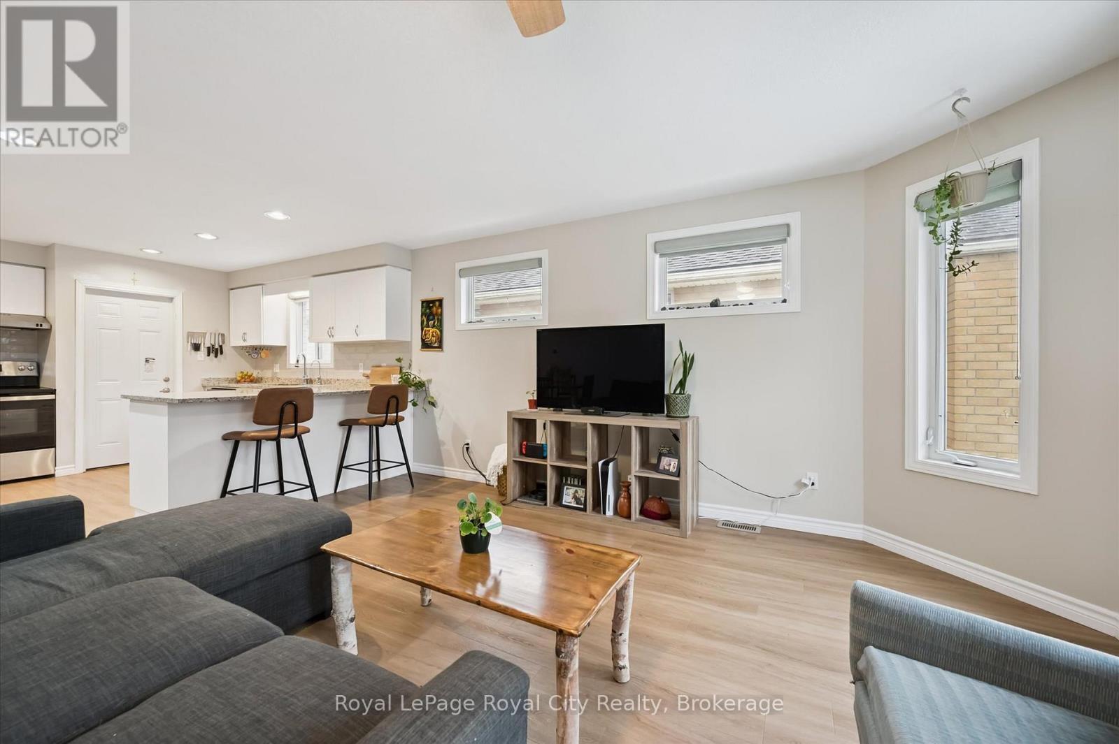 












45 BORLAND DRIVE

,
Guelph (Clairfields/Hanlon Business Park),




Ontario
N1G5B5

