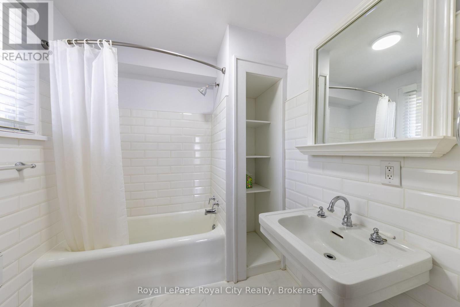 












76 LONDON ROAD W

,
Guelph (Exhibition Park),




Ontario
N1H2B7


