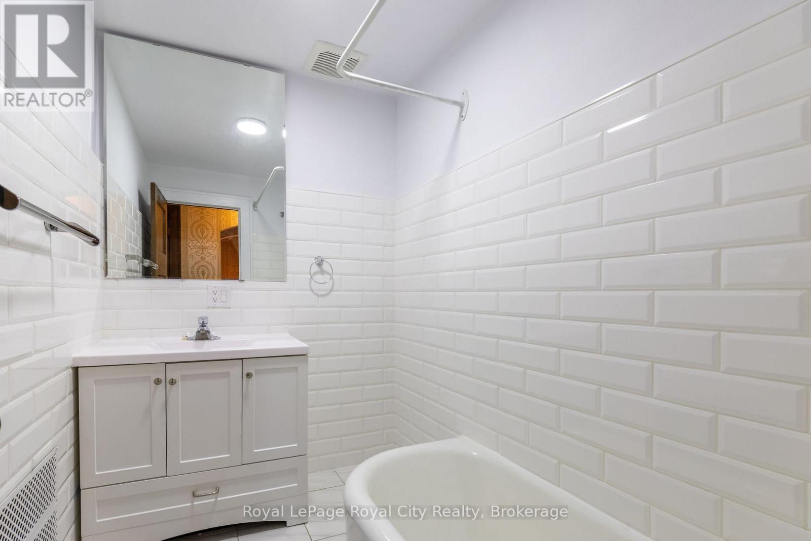 












76 LONDON ROAD W

,
Guelph (Exhibition Park),




Ontario
N1H2B7

