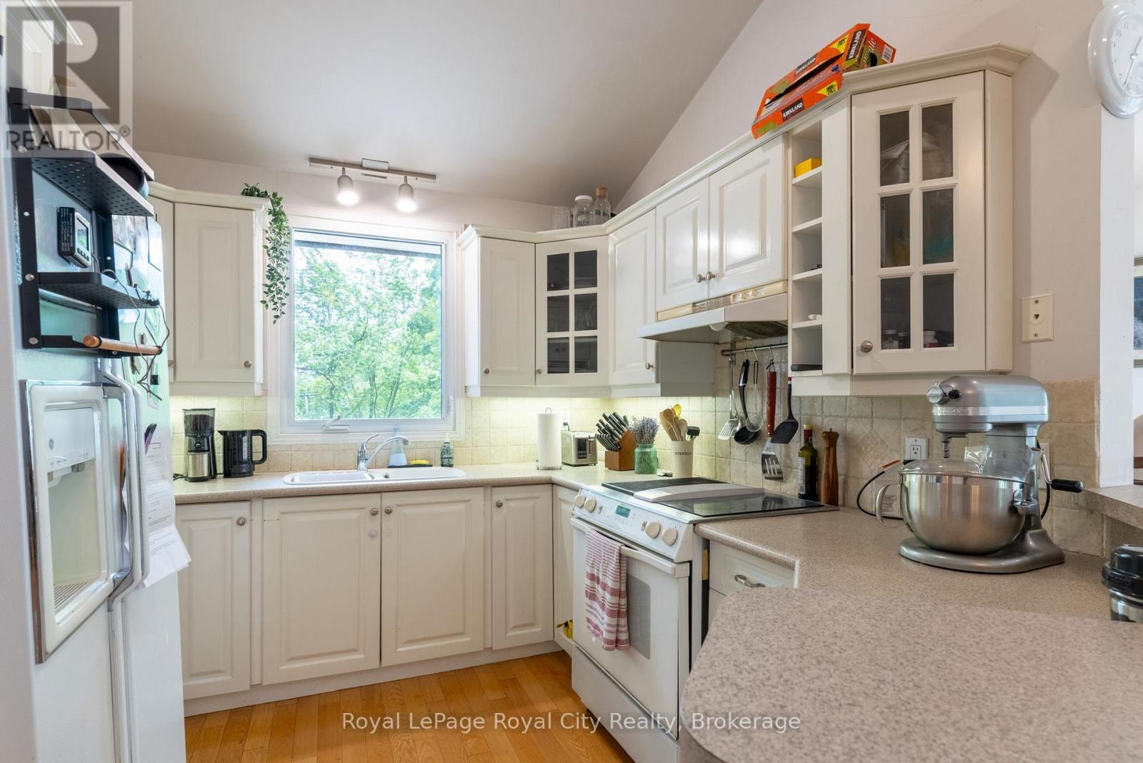 












76 LONDON ROAD W

,
Guelph (Exhibition Park),




Ontario
N1H2B7


