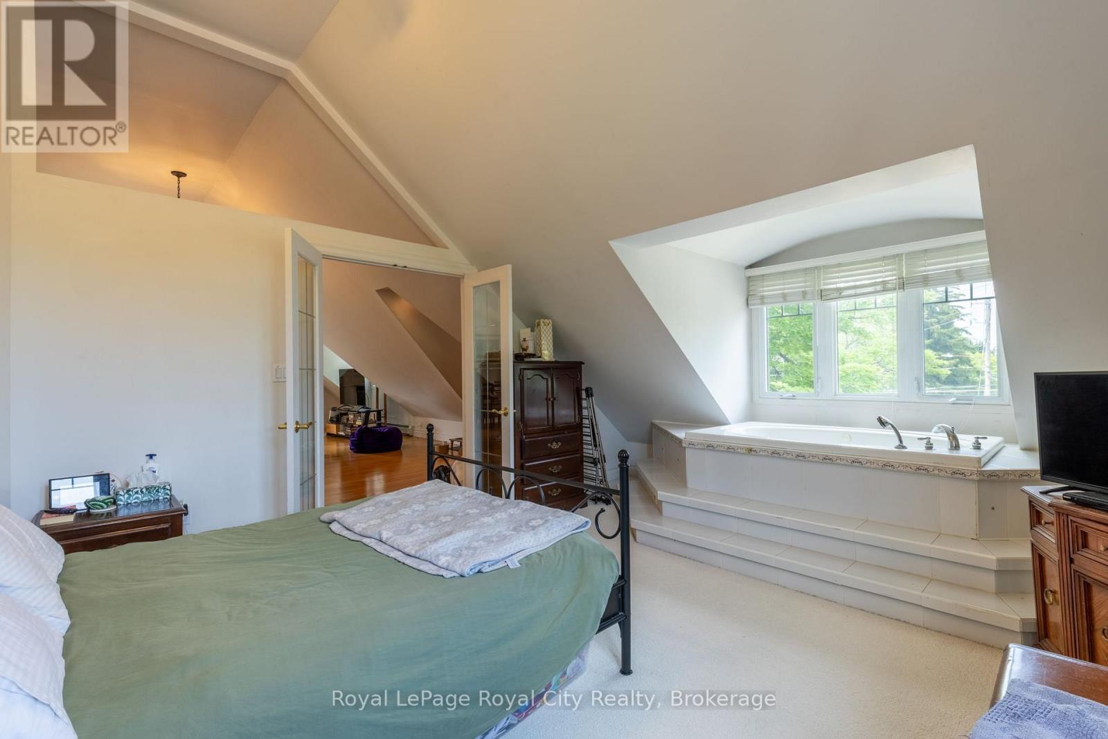 












76 LONDON ROAD W

,
Guelph (Exhibition Park),




Ontario
N1H2B7

