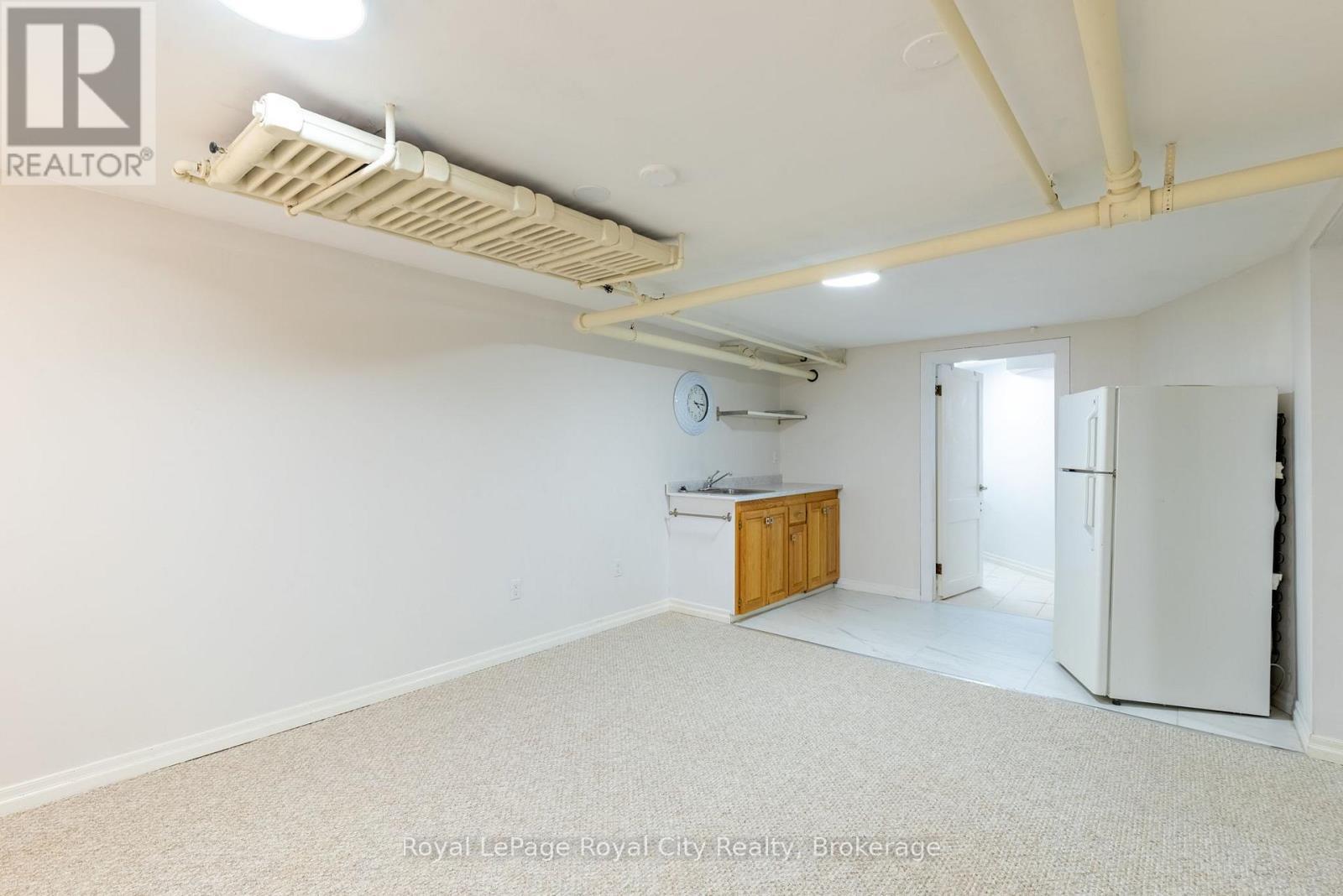 












76 LONDON ROAD W

,
Guelph (Exhibition Park),




Ontario
N1H2B7

