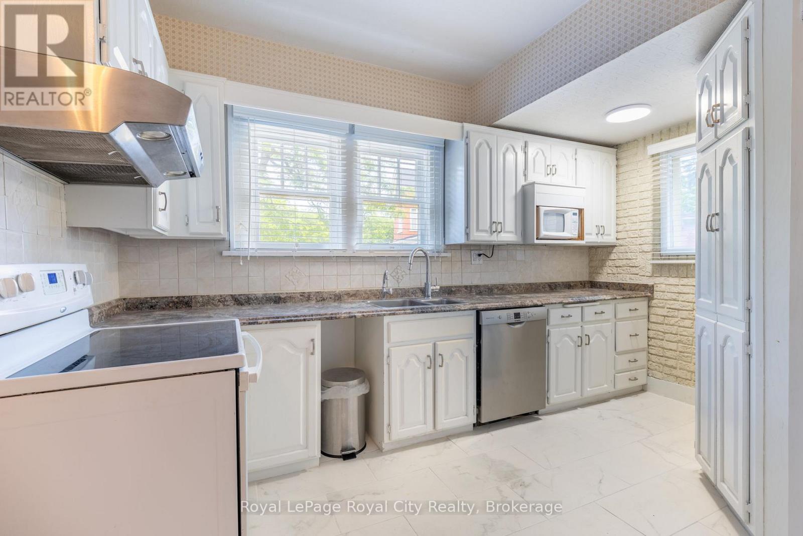












76 LONDON ROAD W

,
Guelph (Exhibition Park),




Ontario
N1H2B7

