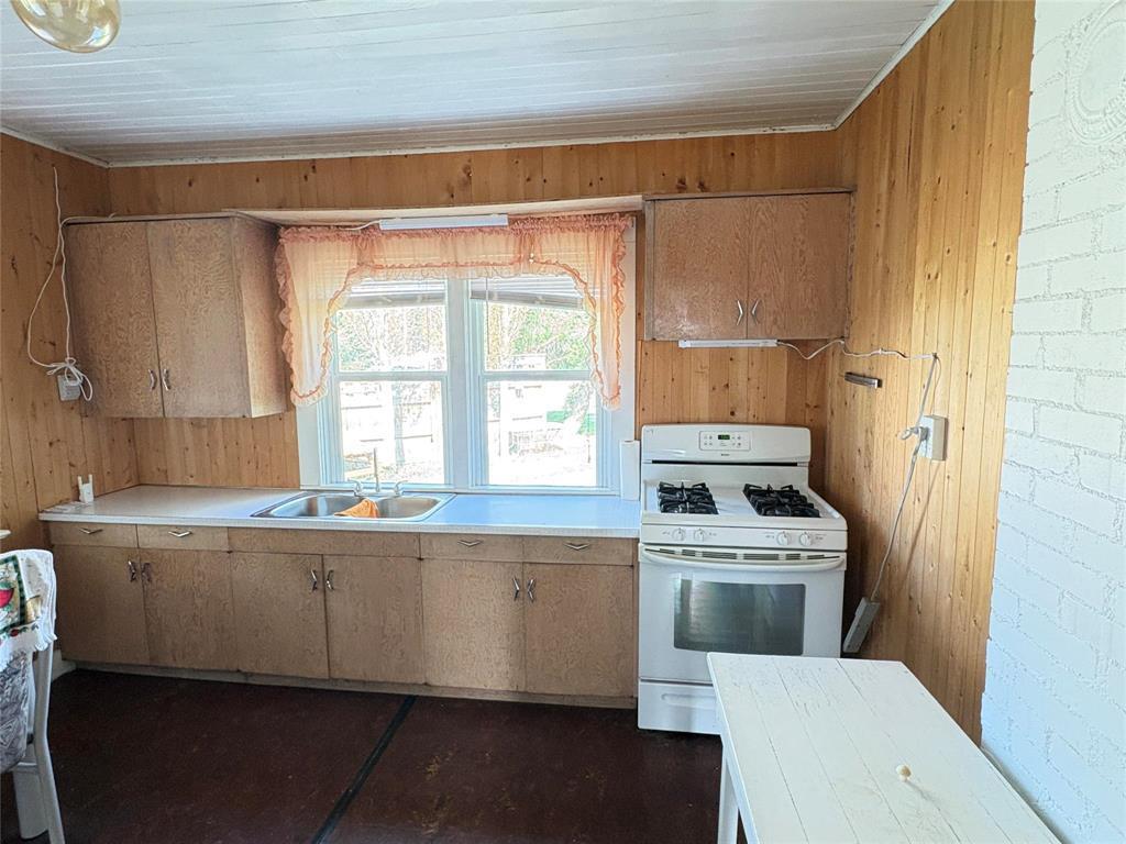 












214 Black Avenue W

,
Oakburn,




Manitoba
R0J1L0

