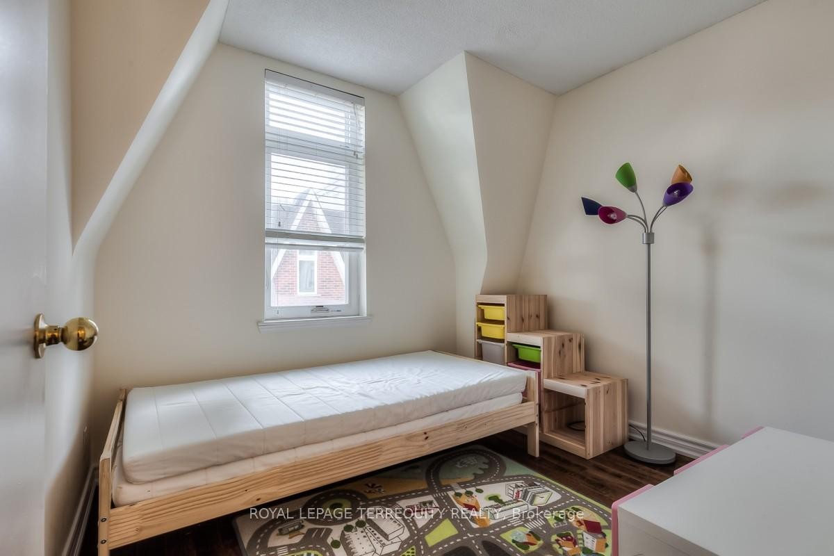 









100


Redpath

Avenue, 16,
Toronto,




ON
M4S 2J7

