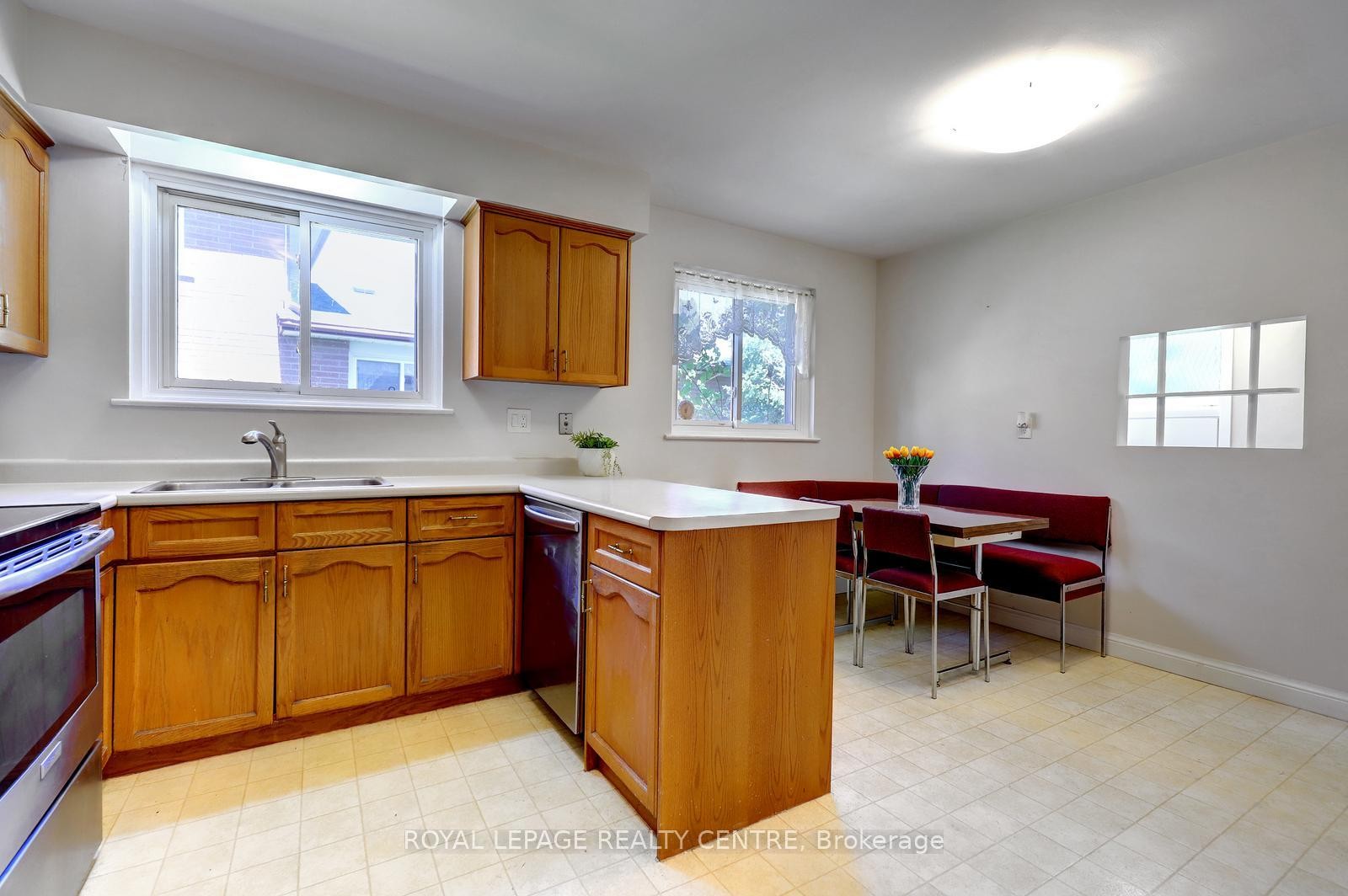 









1278


Shamir

Crescent,
Mississauga,




ON
L5C 1L1

