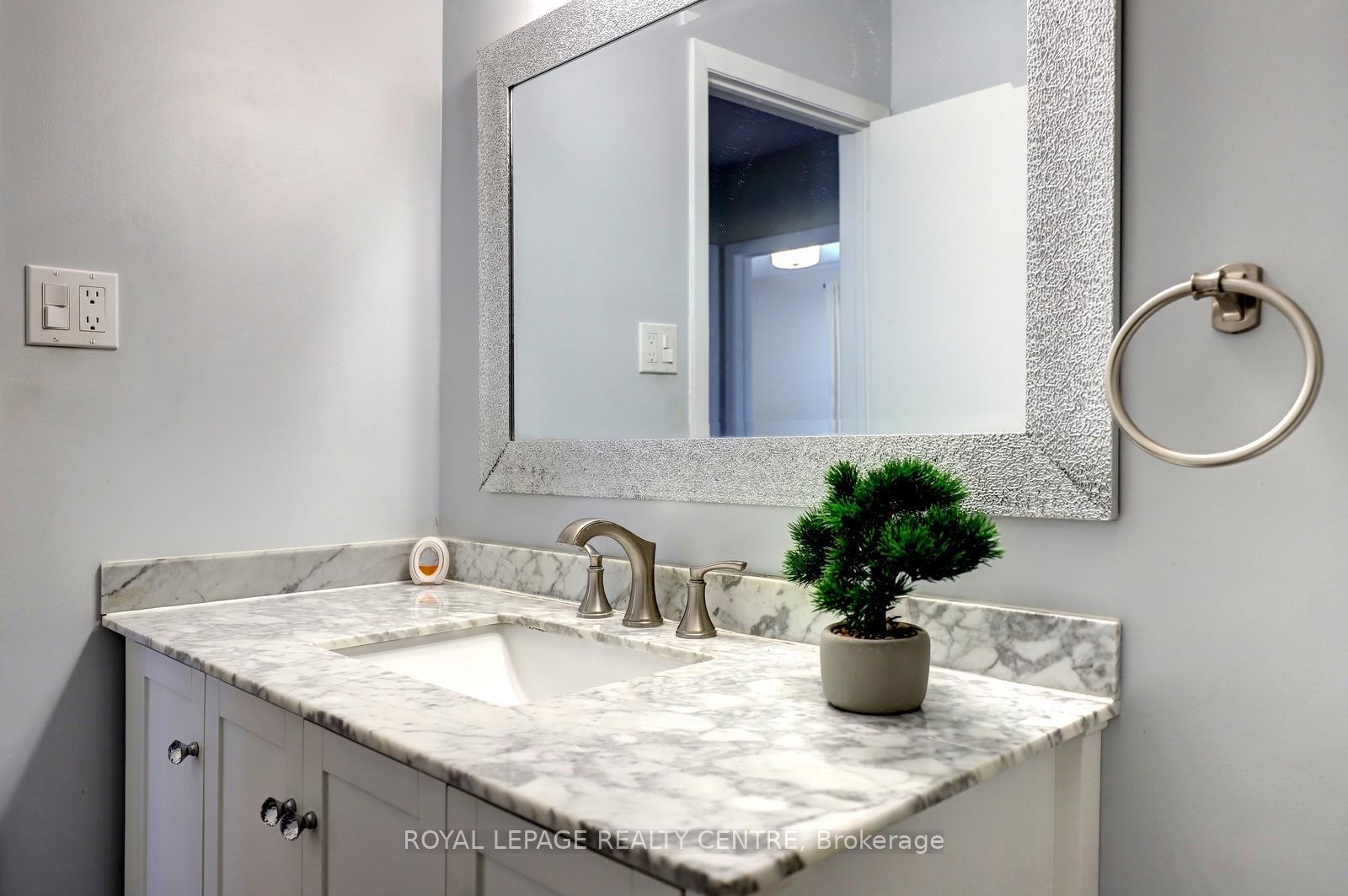 









1278


Shamir

Crescent,
Mississauga,




ON
L5C 1L1

