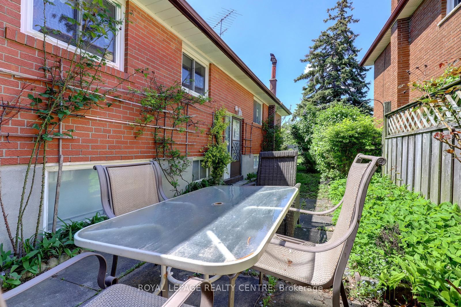 









1278


Shamir

Crescent,
Mississauga,




ON
L5C 1L1

