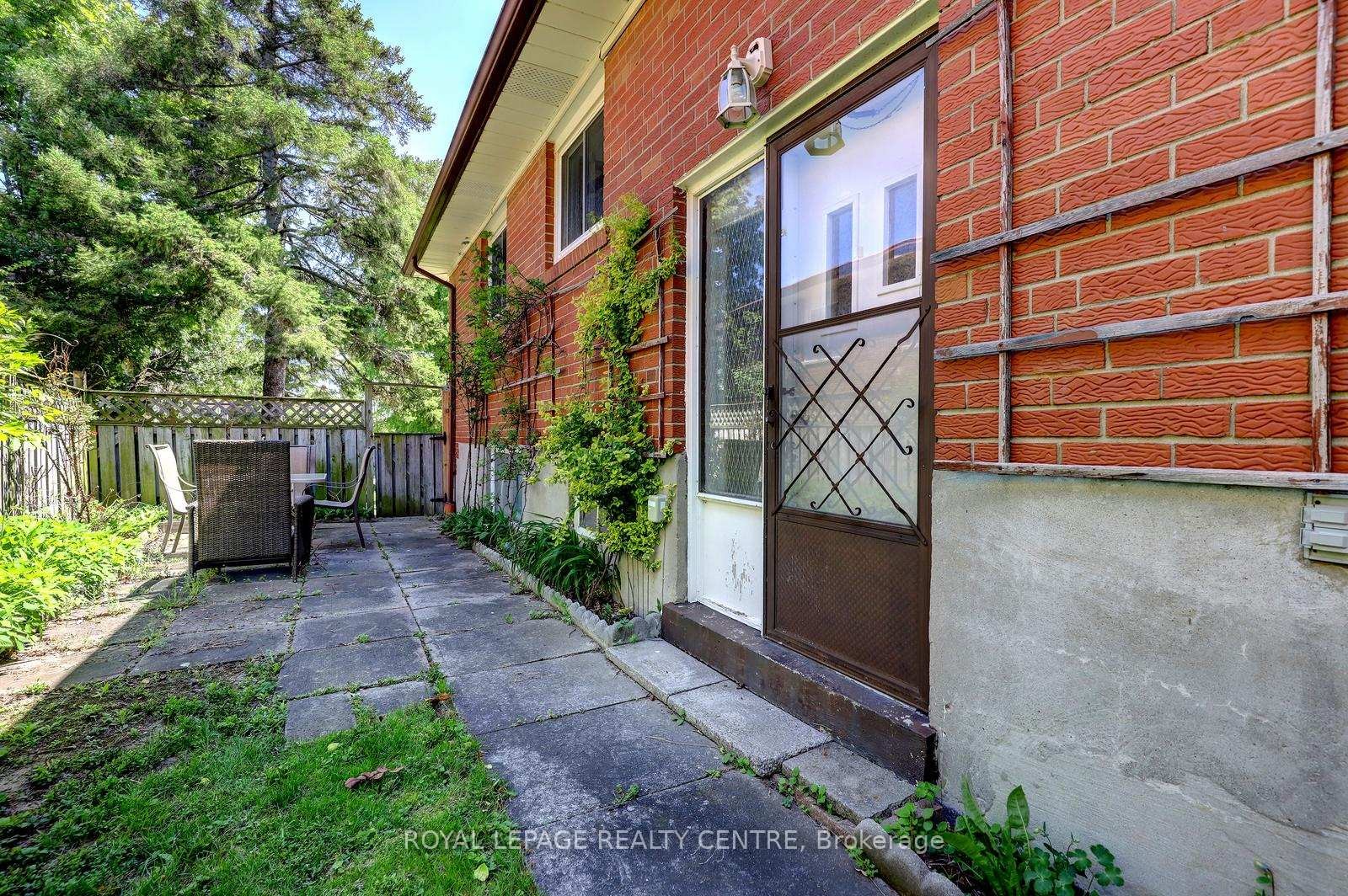









1278


Shamir

Crescent,
Mississauga,




ON
L5C 1L1

