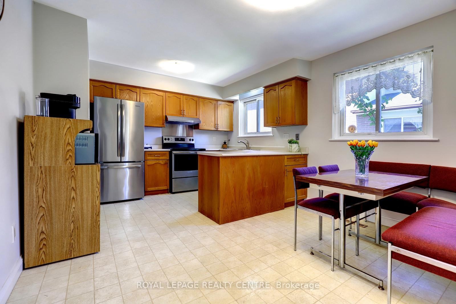 









1278


Shamir

Crescent,
Mississauga,




ON
L5C 1L1

