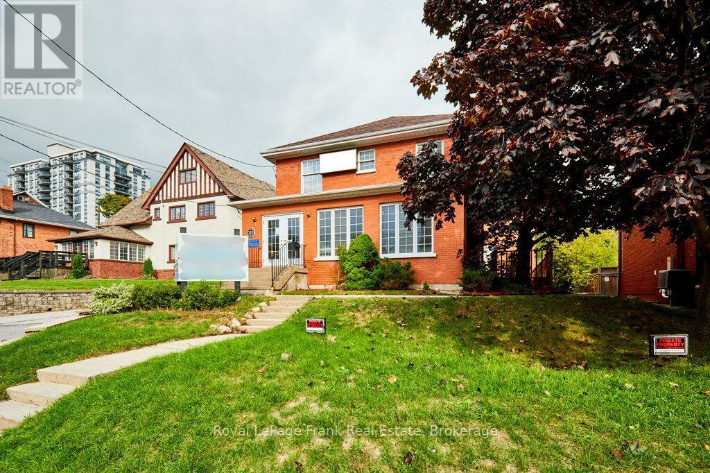 












215 SIMCOE STREET N

,
Oshawa (O'Neill),




Ontario
L1G4T1

