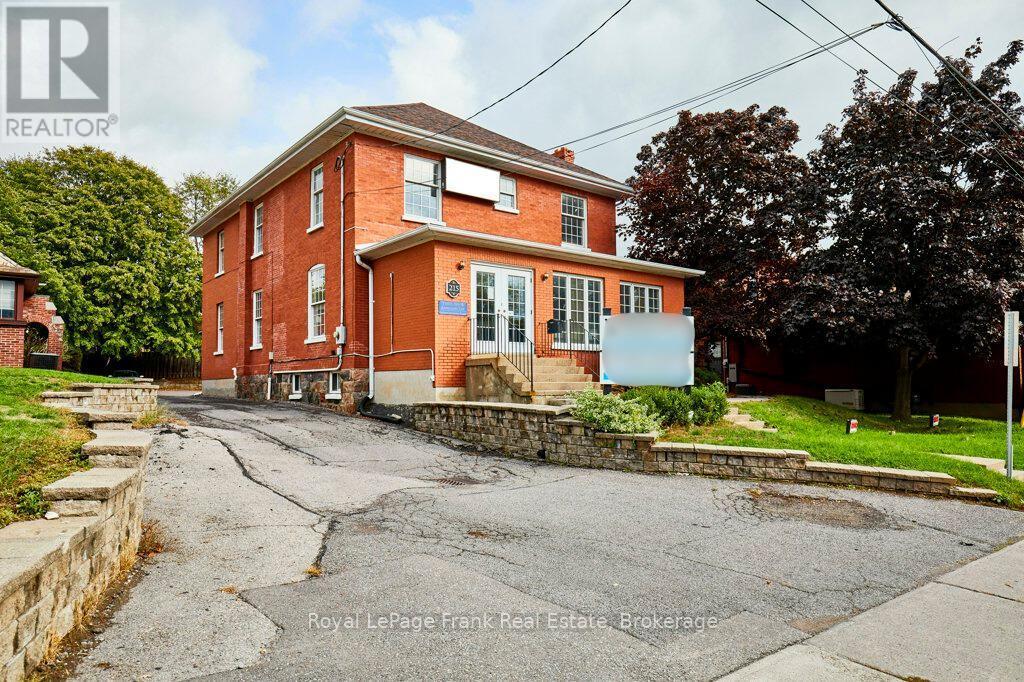 












215 SIMCOE STREET N

,
Oshawa (O'Neill),




Ontario
L1G4T1


