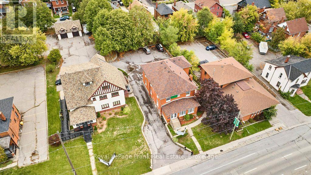 












215 SIMCOE STREET N

,
Oshawa (O'Neill),




Ontario
L1G4T1

