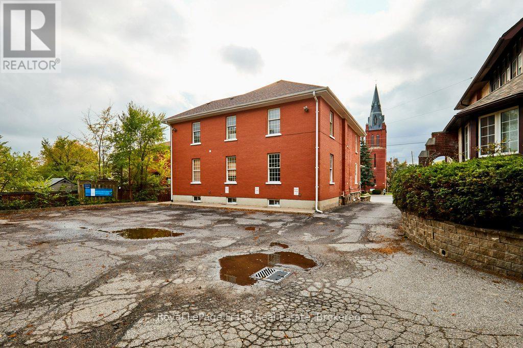 












215 SIMCOE STREET N

,
Oshawa (O'Neill),




Ontario
L1G4T1

