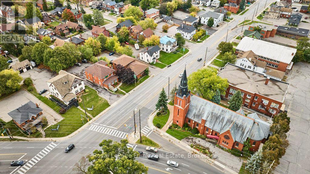 












215 SIMCOE STREET N

,
Oshawa (O'Neill),




Ontario
L1G4T1

